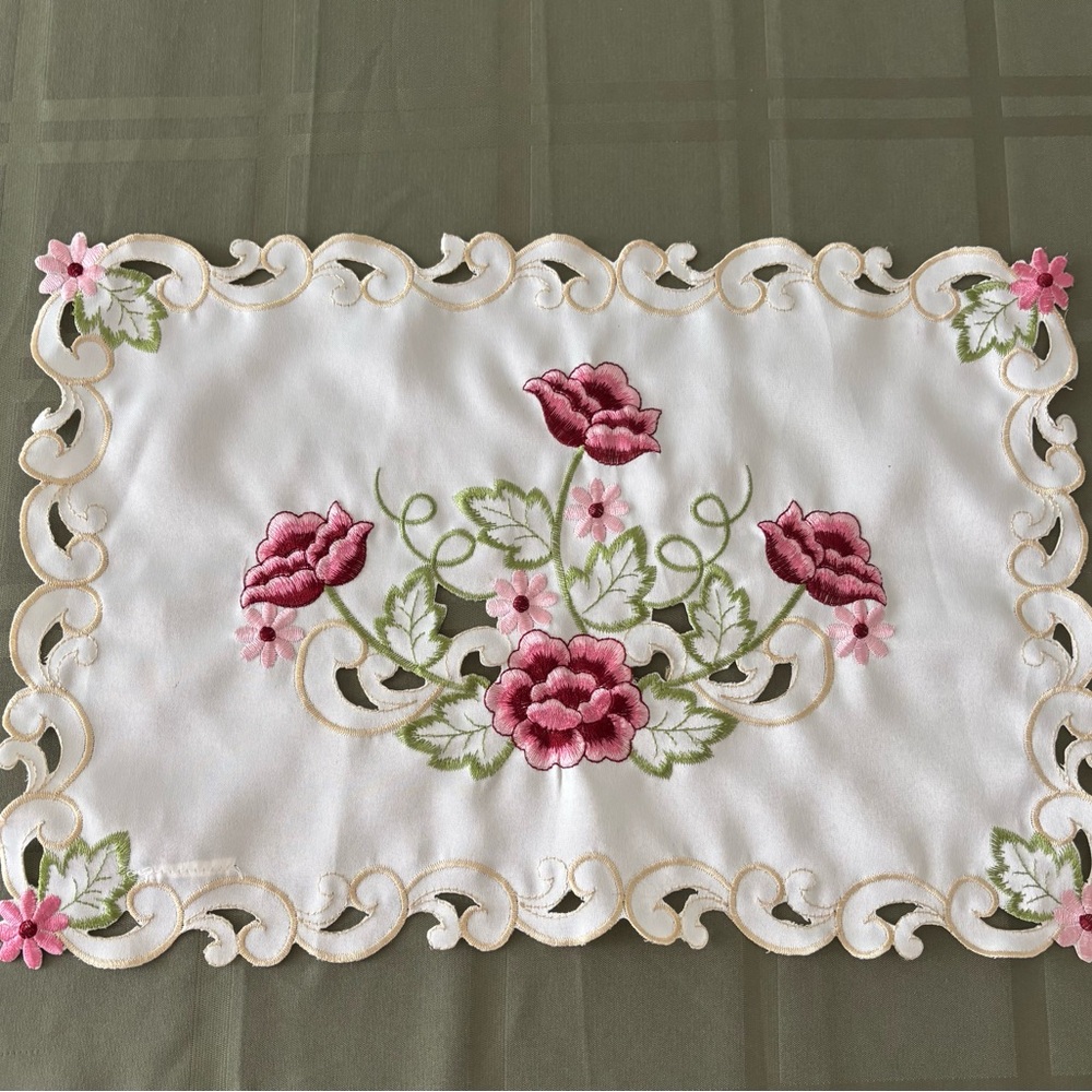 4 rose floral placemats in very good condition! Pinks and Maroons. - Picture 3 of 10